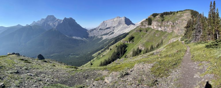 Panorama from Wind Ridge right before the summit block: Lougheed, Wind Tower, Rimwall. Three Sisters are not visible yet.